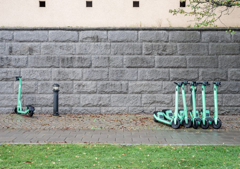 Sex gröns elsparkcyklar står parkerade i Borås