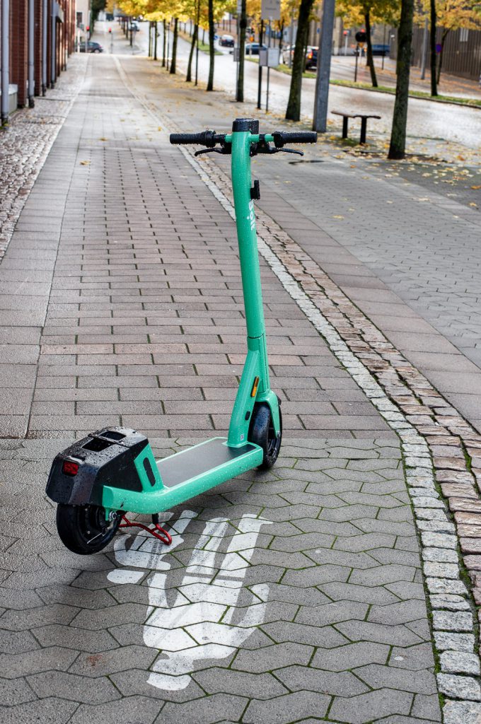 Elsparkcykel står på en gångväg i Borås