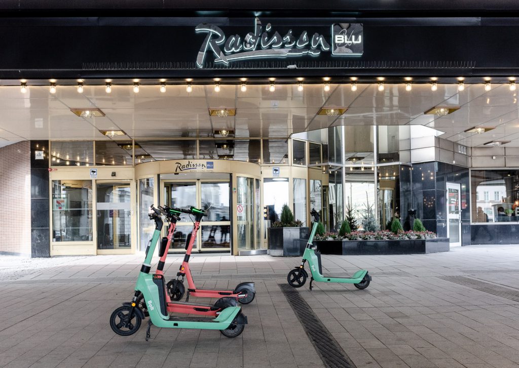 Elsparkcyklar står parkerade utanför hotellet Radisson Blu vid centralstationen i Stockholm. 