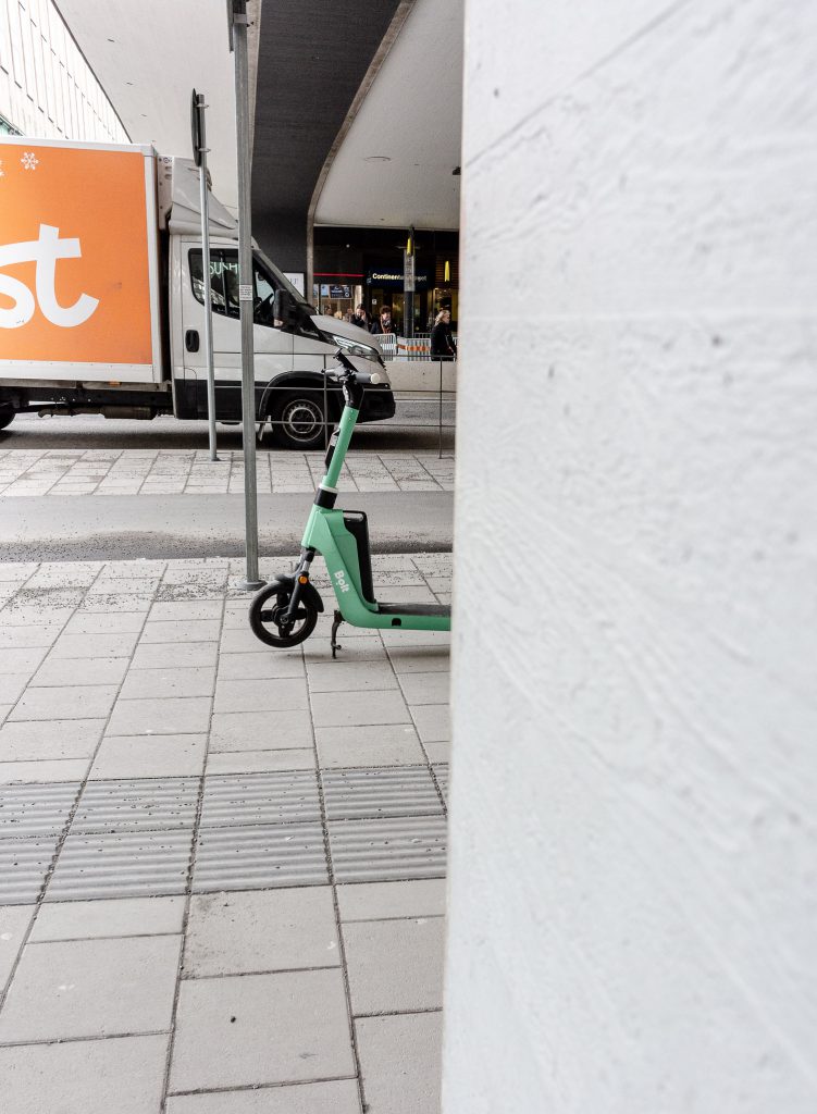 En elsprakcykel står parkerad under Klarabergsviadukten i Stockholm nära centralstationen