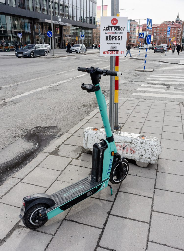 En elsparkcykel står parkerad på Klarabergsviadukten i Stockholm.